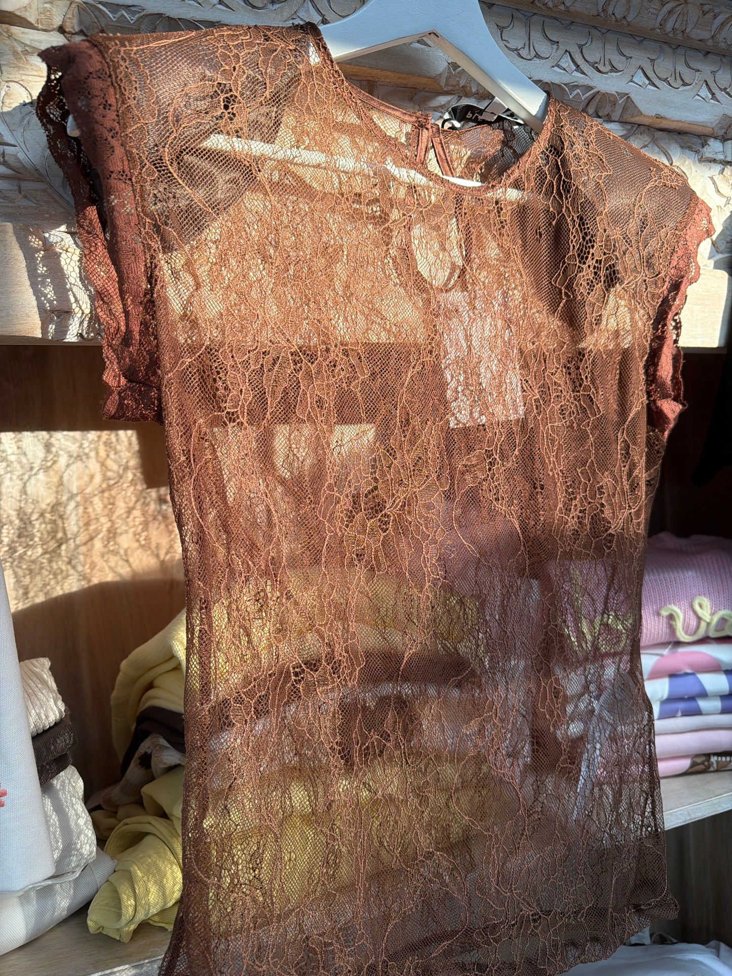 Please - blusa smanicata in pizzo con spalline imbottite