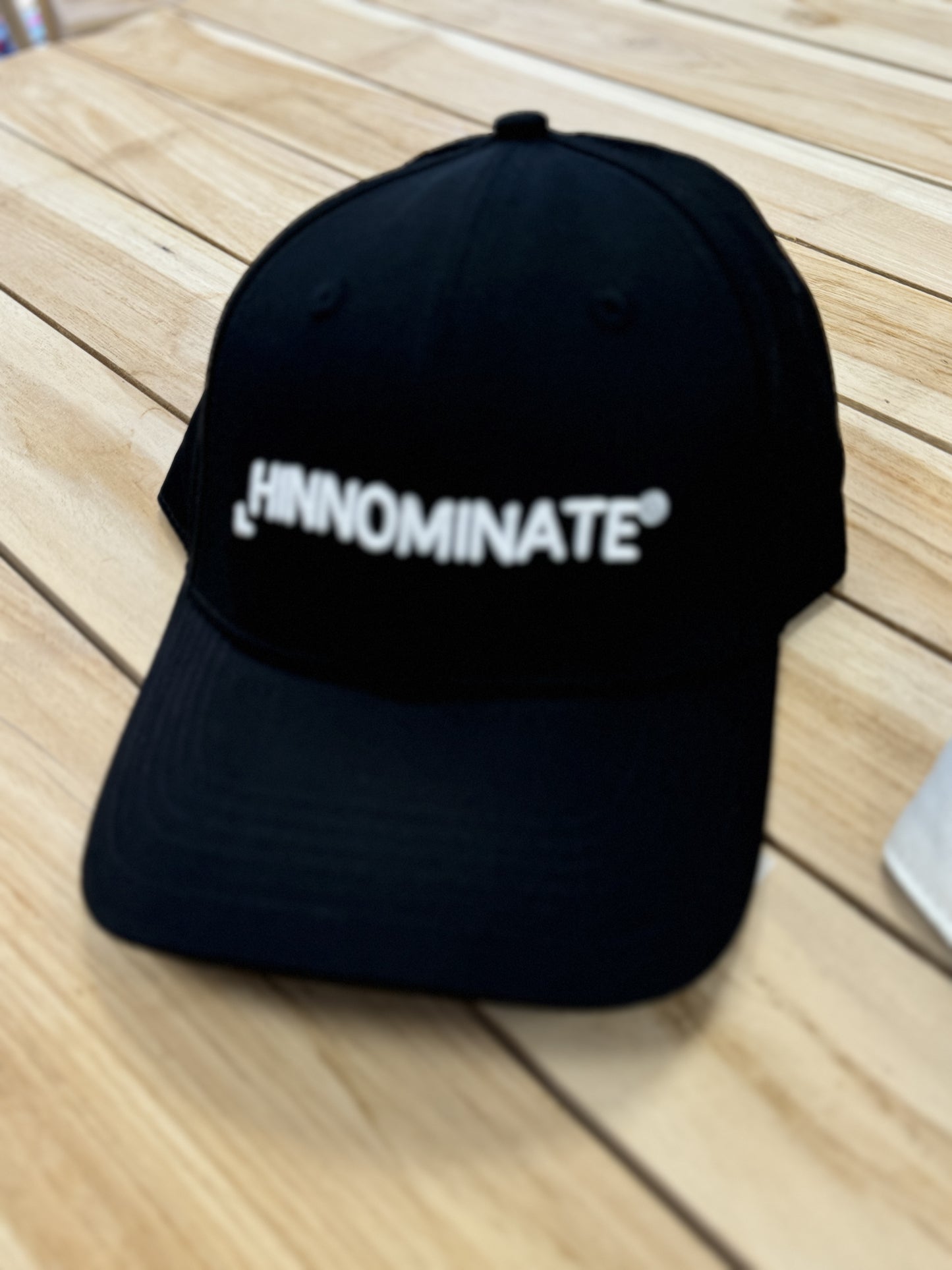Hinnominate - cappello con visiera e logo ricamato
