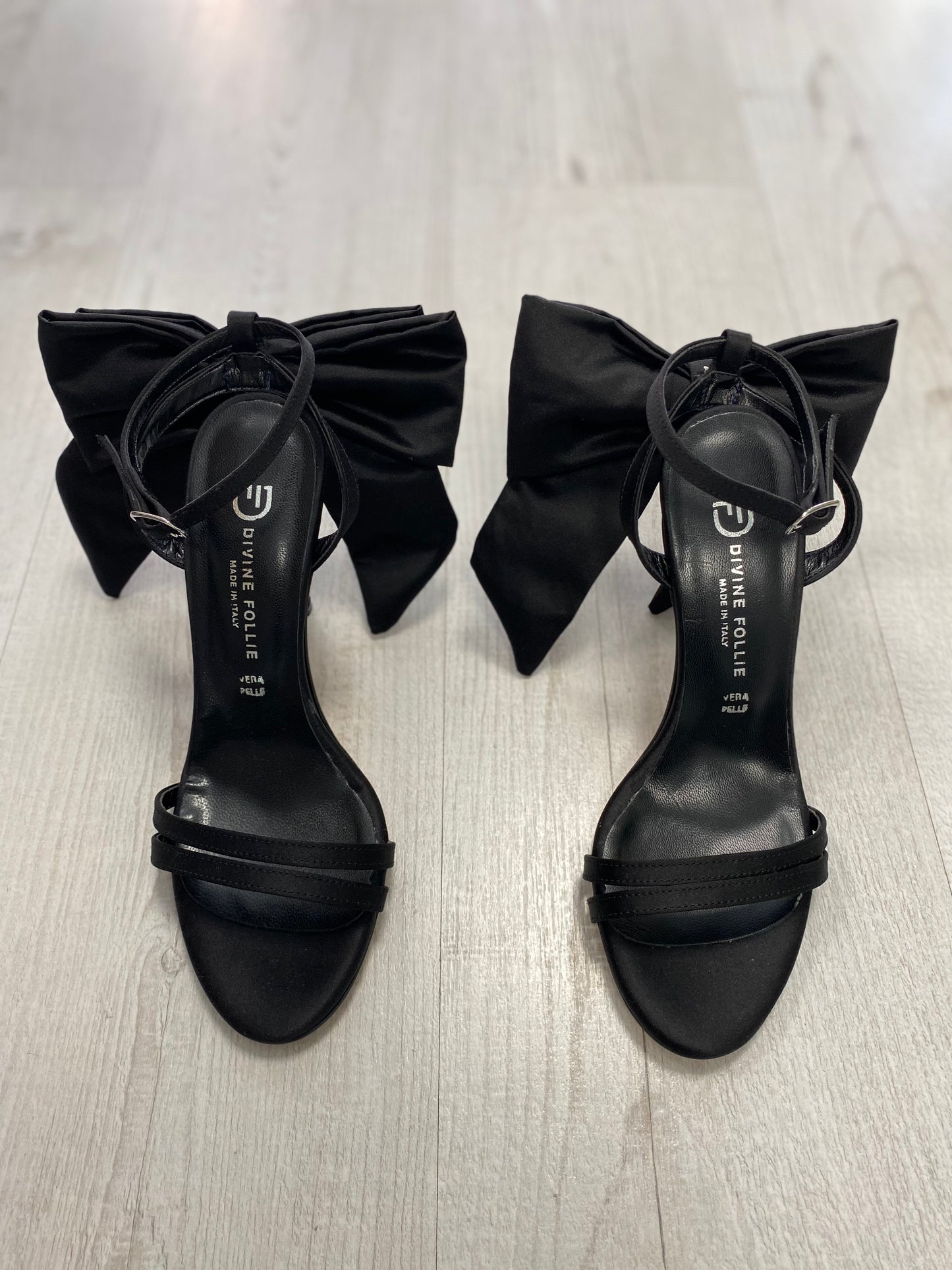 DIVINE FOLLIE - Sandalo con tacco e fiocco