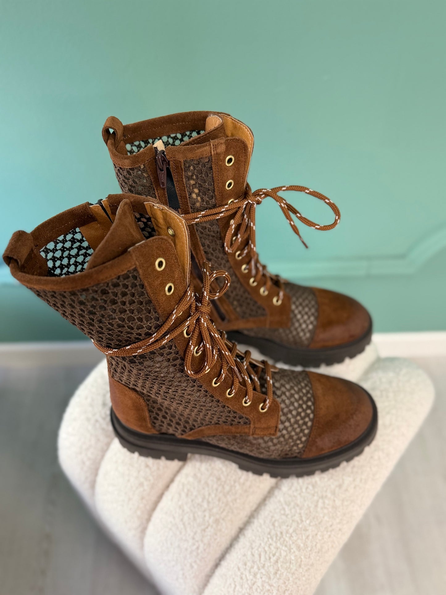 Divine follie - anfibio in rete e pelle