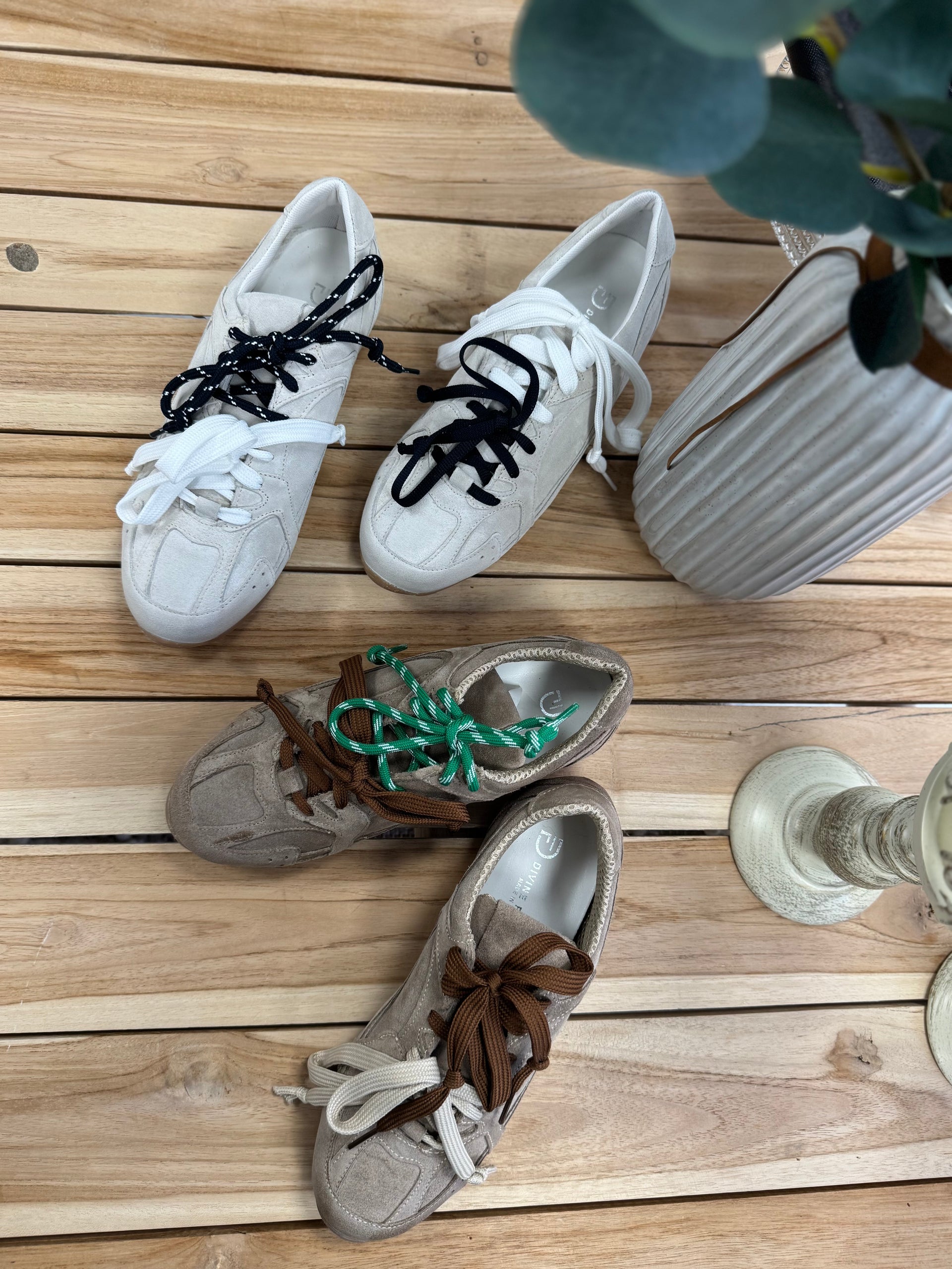 DIVINE FOLLIE Sneakers in pelle con doppio laccio – All'angolo