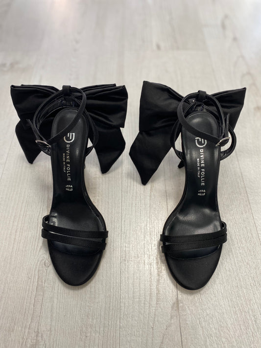 DIVINE FOLLIE - Sandalo con tacco e fiocco